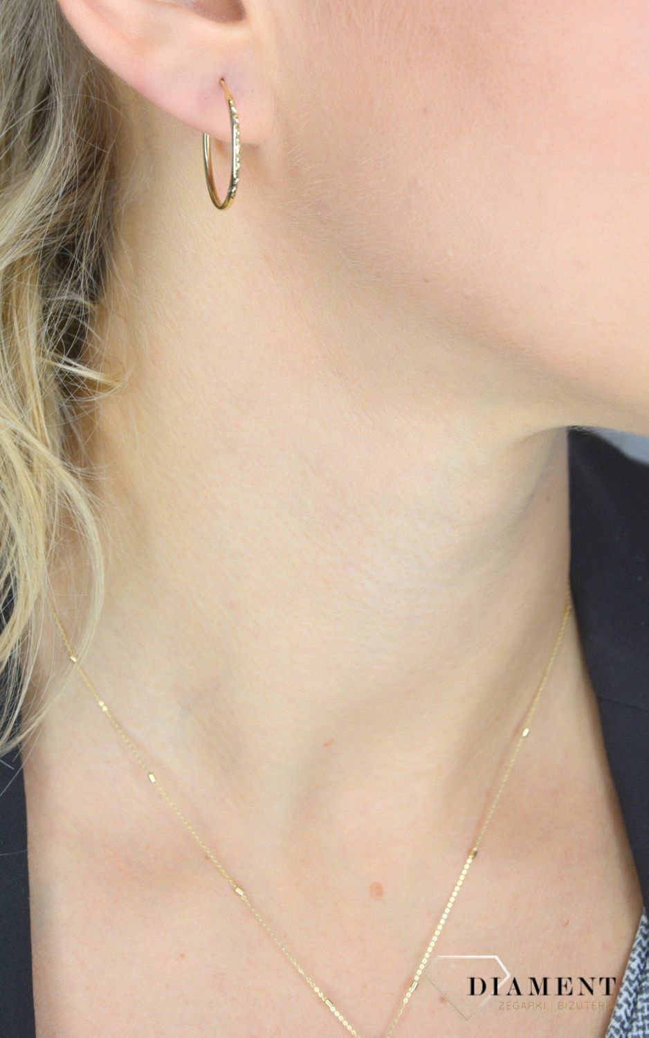 Złote kolczyki koła 333 cienkie grawerowane 2,4 cm KL 9823B 333.jpg